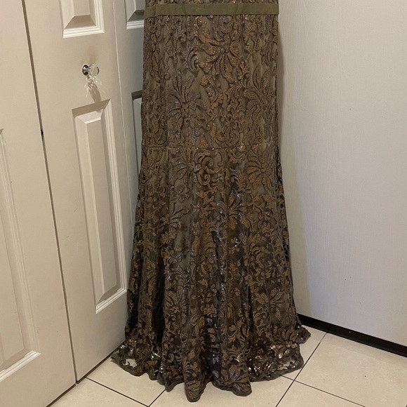 TADASHI SHOJI Elegant Gold Floral Gown - Picture 5 of 13